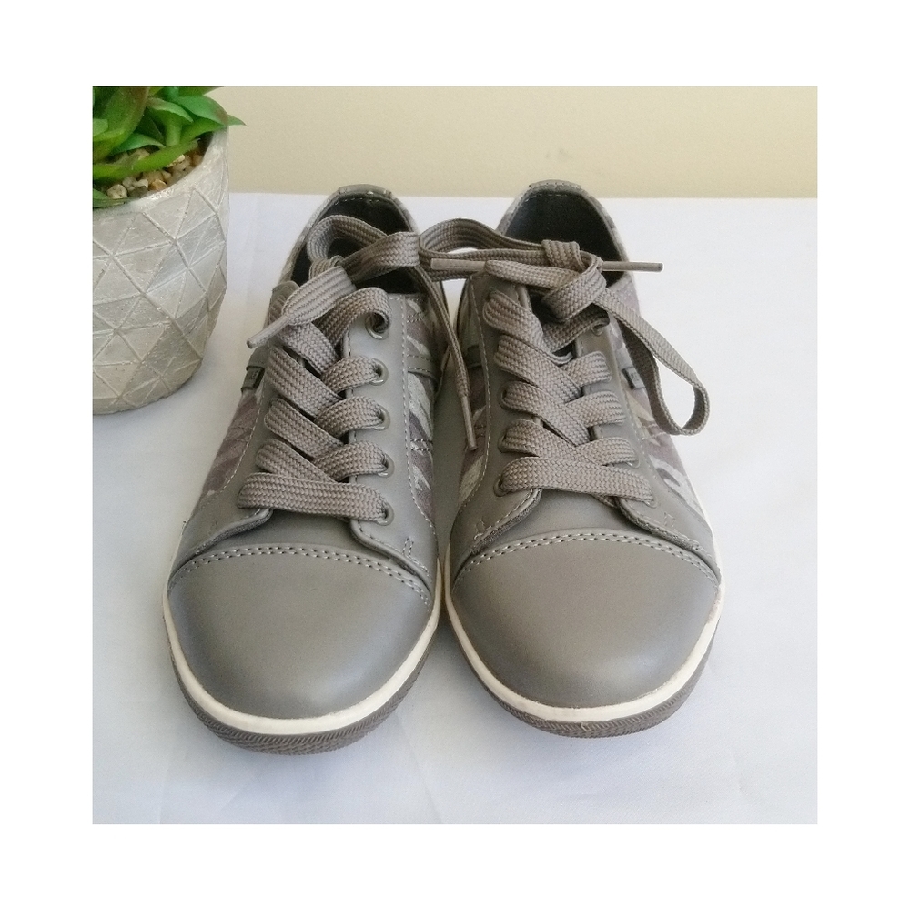 Kenneth Cole Kids Lace Up Sneaker Shoes Size US1 New